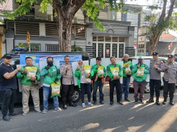 Polres Gresik Gelar Gerakan Pangan Murah Masyarakat dan Driver Ojol Sumringah