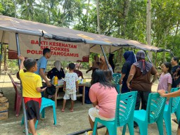 Polres Tanggamus Gelar Pengobatan Gratis untuk Warga Terdampak Gempa di Semaka
