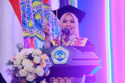 1.156 Lulusan Unitomo Diwisuda
