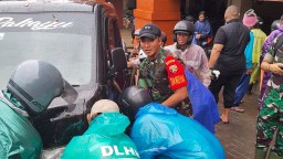 Prajurit Kodam IX/Udayana Sigap Evakuasi Warga Terdampak Banjir di Denpasar