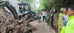 Prajurit Yonzipur 18/YKR Turun Tangan Atasi Longsor di Gianyar