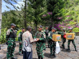 Satgas Yonif 743/PSY Tebar Kasih di Tanah Talilime