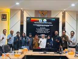 Tim Peneliti Fundamental Unitomo Rancang Perlindungan Hukum Remaja Pengguna PayLater.