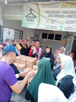 Grebek Kampung Surabaya”, Aksi Sosial Sego Rongewu dan IKASDASA Hangatkan Warga Putat Jaya