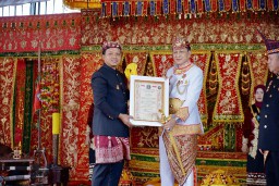 ANGKON MUAKHI: PANGERAN EDWARD SYAH PERNONG ANUGERAHI GELAR “KHADIN MAS NARAPATI JAYA PAMUNGKAS”