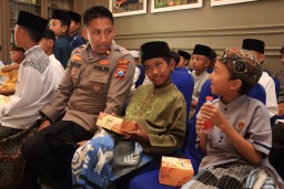 Polres Malang Gelar Khitan Massal Gratis, Puluhan Anak Dapat Bingkisan dan Sembako