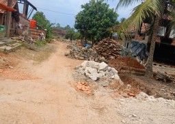 Kuat Dugaan Perangkat Kampung Kalirejo Jadi Pelaksana Proyek Drainase, Diduga Langgar Aturan Dana Desa