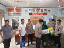 Jumat Berkah, Polsek Kota Agung Berbagi Bahan Pokok untuk Lansia dan Disabilitas