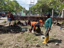 Dalam Rangka Menyambut HUT SMK 10 November Desa Siwalan Panji Royong Bersih - Bersih Makam