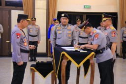 Kapolri Pimpin Sertijab, Kapolda Lampung Irjen Pol Helmy Santika Serahkan Tongkat Komando Kepada Irjen Pol Helfi Assegaf
