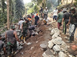Wujud Kemanunggalan TNI-Rakyat, Talud Sepanjang 400 Meter Digarap Bersama