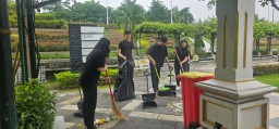 Hotel 88 Embong Malang Gelar “Aksi Nyata Untuk Tugu Pahlawan Bersih