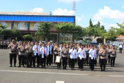 Kapolres Tuban Beri Penghargaan Kepada Sejumlah Anggota yang Berprestasi