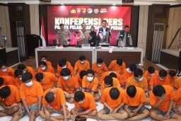 Operasi Sikat Semeru 2025, Polres Pelabuhan Tanjung Perak Berhasil Ungkap 46 Kasus dan Amankan 54 Tersangka.