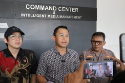 2 Tersangka Ayah dan Anak Pencuri Lampu, Diamankan Tim Jatanras Polrestabes Surabaya