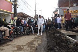 Bupati Sidoarjo Sidak Proyek Betonisasi Kureksari, Tekankan Kualitas dan Ketepatan Waktu