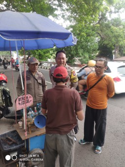 Bhabinkamtibmas Aipda Heru Polsek Sawahan Sigap Tangani Keluhan Warga RW IX Kelurahan Banyu Urip Kecamatan Sawahan