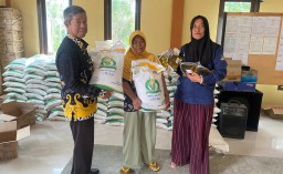 Pemerintah Desa Pujiharjo Salurkan Bantuan Sosial Beras dan Minyak Kepada 136 Keluarga Penerima Manfaat (kpm)