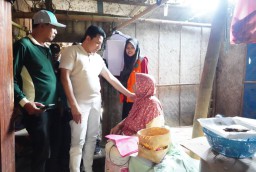 Bupati Sidoarjo Pastikan Bantuan Renovasi untuk Tiga Rumah Segera