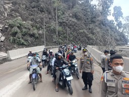 Polda Jatim Himbau Warga Agar Tetap Waspada Antisipasi Letusan Sekunder Gunung Semeru