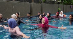 PREMIER PLACE HOTEL SEMARAKKAN HARI KESEHATAN NASIONAL DENGAN GOLDEN HOUR AQUA YOGA