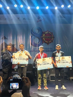 Prajurit Yonif 742/SWY Raih Juara Umum Panjat Tebing Piala Dankor Brimob Cup 2025