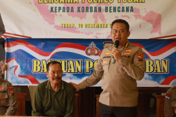 Plt ) Kapolres Tuban Turun Langsung  Bagikan Bantuan Kepada Korban Terdampak Bencana Angin Puting Beliung