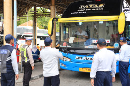 Jelang Nataru 2026, Satlantas Polres Gresik dan Dishub Gelar Ramcheck Ketat di Terminal Bunder