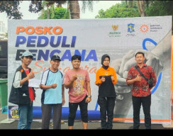 Warga Margodadi RT 05 RW VII Gundih Serahkan Donasi untuk Korban Banjir Sumatera ke Posko Peduli Bencana Pemkot Surabaya