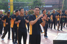 Kapolres Ngawi di Dampingi Bhayangkari Pimpin Senam ( Olahraga ) Bersama Jajaran dan Anggotanya , Guna Menjaga Kesehatan