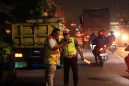 Jelang Nataru, Polres Gresik Tandai Jalan Berlubang Untuk Keselamatan Pengendara