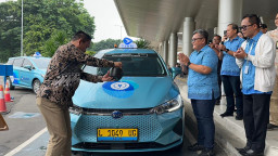 BANDARA JUANDA DAN BLUEBIRD GROUP HADIRKAN TAKSI LISTRIK PERTAMA