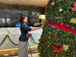 Unit Dan Berkelanjutan, Aston Sidoarjo Hadirkan Pohon Natal Dari 2025 Bonggol Nanas.
