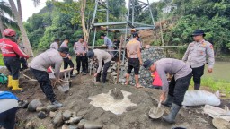 POLRI GERAK CEPAT RESPON PIDATO PRESIDEN PRABOWO, SATBRIMOBDA SULSEL BANGUN JEMBATAN GANTUNG DI SOPPENG