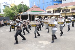 Kapolres Pelabuhan Tanjung Perak Pimpin Latihan Dalmas, Tunjukkan Empati pada Anggota