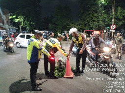 Gerak Cepat (Gercep) Satlantas Polsek  Semampir Mengatasi Kemacetan dan Kepadatan Kendaraan, Pasca Truk Terjebak Lubang