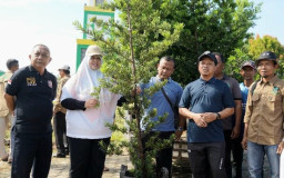 Bupati & Wabup Pringsewu Tanam Lohansung Di Halaman Masjid Pemda