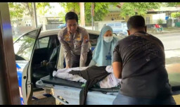 Sosok Pemimpin yang Bijaksana, Humanis dan Profesional, Kompol Elang Beri Bantuan Pertama Korban Laka Tunggal.