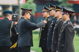 Kapolda Jatim Anugerahkan Tanda Kehormatan kepada Ribuan Personel