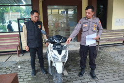Naas Seorang Residivis Ditangkap Massa Kepergok Curi Motor dari Teras Rumah Warga, Pelaku Diamankan Polsek Kenjeran ‎ 