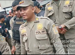 Diduga Halangi Kerja Jurnalistik, Oknum Satpol PP Kota Surabaya Disorot Saat Pembongkaran Pasar Simomulyo