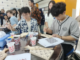 Dari Telenan ke Diplomasi Budaya: Peserta Internasional Belajar Batik di NSA Surabaya