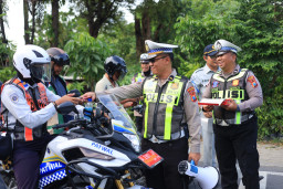 Cara Simpatik Satlantas Polres Gresik Pada Pengguna Jalan yang Tertib, Dalam Operasi" Keselamatan Semeru" 2026 ‎