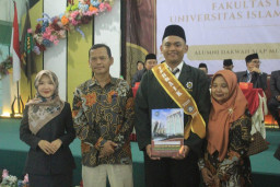 Mahasiswa Terbaik Prodi Ilmu Komunikasi Pada Yudisium FDK UINSA Ichlasul Amal Putra Dari Bapak Maksum Dan Ibu Alif Munza