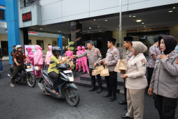 Polres Tulungagung Berbagi Takjil Tebar Kebaikan di Bulan Ramadhan ‎