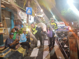 Polres Madiun Kota Patroli Sahur Berbagi Nasi Kotak untuk Warga di Bulan Ramadhan ‎
