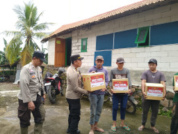 Polres Probolinggo Salurkan Bansos untuk Korban Longsor dan Banjir ‎