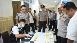 Pastikan Bersih Narkoba, Polres Gresik Gelar Tes Urine Personel