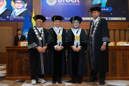Pengukuhan Guru Besar UNAIR, Sepasang Suami Istri Profesor Warnai Prosesi Akademik