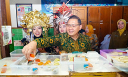 Kadindik Jatim Sambangi Kantin SMAN 9 Malang, Cicipi Jajanan Sehat Bersama Murid